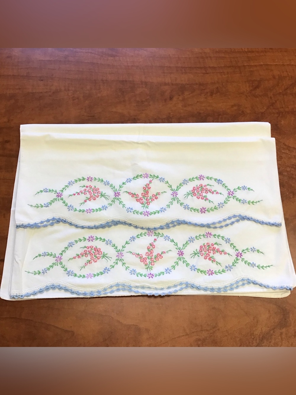 NEW Vintage Hand Embroidery Bouquet Scalloped King Pillowcases